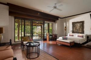 un salon avec un lit et une table dans l'établissement Tanah Gajah, a Resort by Hadiprana, à Ubud 86 autres photos