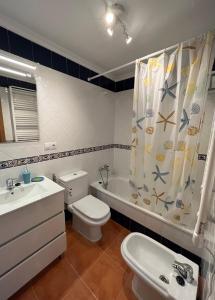 y baño con aseo, lavamanos y cortina de ducha. en COSTA MARIÑA Fabuloso apartamento en la costa, en O Vicedo