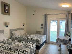 Destination Inn Cache Creek tesisinde bir odada yatak veya yataklar