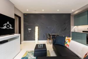 Ruang duduk di Built for Working Guests - Long Stays Welcome - Apartment 7