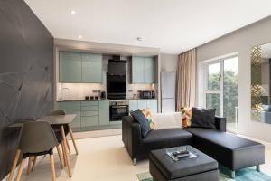 吉林漢姆的住宿－Exclusive Deals in Gillingham，客厅配有沙发和桌子