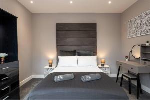 Tempat tidur dalam kamar di Exclusive Deals in Gillingham