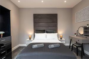 Katil atau katil-katil dalam bilik di Built for Working Guests - Long Stays Welcome - Apartment 7
