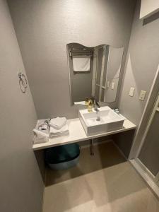 ein Bad mit einem Waschbecken und einem Spiegel in der Unterkunft 玉出202 wifi付 玉出駅から徒歩2分 地下鉄難波迄8分 in Osaka