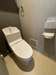 ein Bad mit einem weißen WC in einem Zimmer in der Unterkunft 玉出202 wifi付 玉出駅から徒歩2分 地下鉄難波迄8分 in Osaka