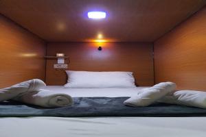 Postelja oz. postelje v sobi nastanitve Attic Capsule Hotel