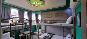 Postelja oz. postelje v sobi nastanitve Attic Capsule Hotel