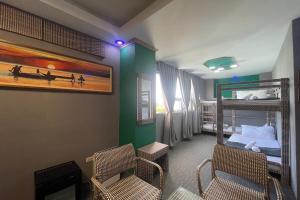 Predel za sedenje v nastanitvi Attic Capsule Hotel