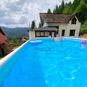 Bazén v ubytovaní Mountain White House гостинний двір alebo v jeho blízkosti