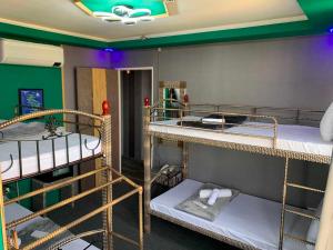 Postelja oz. postelje v sobi nastanitve Attic Capsule Hotel