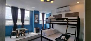 Postelja oz. postelje v sobi nastanitve Attic Capsule Hotel
