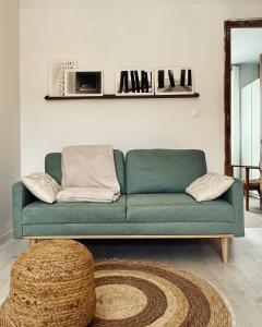 salon z zieloną kanapą i dywanem w obiekcie La baraque Calais w mieście Sangatte