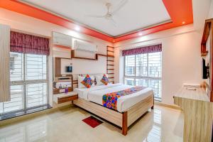 Una cama o camas en una habitación de FabHotel The Lily - Nr Bisarjan Ghat