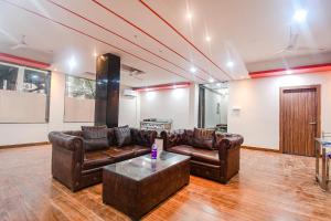 Posezení v ubytování FabHotel The Lily - Nr Bisarjan Ghat + 25 fotografií