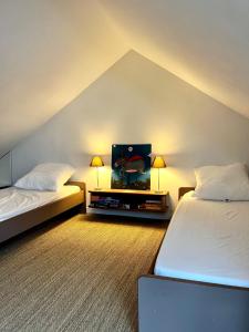 pokój hotelowy z 2 łóżkami i telewizorem z płaskim ekranem w obiekcie La baraque Calais w mieście Sangatte