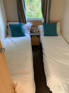 two twin beds in a room with a window at Kingsgate 49 in Shanklin