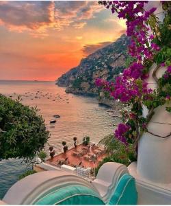 una vista de un cuerpo de agua con flores púrpuras en Raila House, en Piano di Sorrento