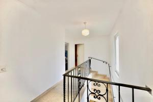 una escalera en una casa con una pared blanca en Casa Carolina 1 and Casa Carolina 2 - Happy Rentals, en Losone