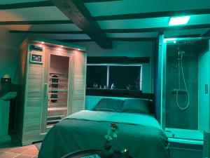 Postelja oz. postelje v sobi nastanitve Casawellness améthyste ou jaspe océan avec jacuzzi intérieur