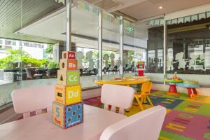 una zona de juegos infantil con mesa y sillas en Sathorn Vista, Bangkok - Marriott Executive Apartments, en Bangkok