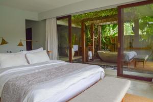 سرير أو أسرّة في غرفة في فيلا Lumia Bali
