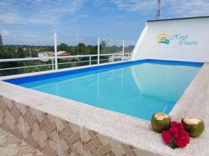 Bazén v ubytování Hotel Crucero nebo v jeho okolí