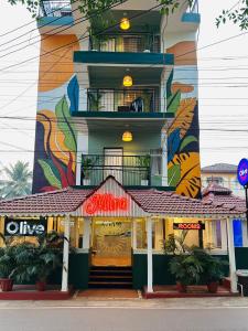 un edificio con una pintura a un lado. en Olive Calangute Mira - by Embassy Group en Calangute