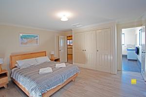 een slaapkamer met een bed en een badkamer bij Coastal Dayz in Jurien Bay