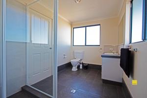 een badkamer met een douche, een toilet en een wastafel bij Coastal Dayz in Jurien Bay +11 foto's