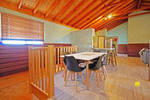 een eetkamer met een tafel en stoelen bij Coastal Dayz in Jurien Bay