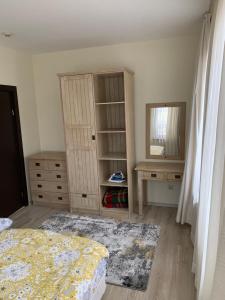 - une chambre avec un lit, une commode et un miroir dans l'établissement Private Apartment Pirin Golf Club with Lake View, à Razlog