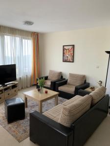 sala de estar con sofá y mesa en Private Apartment Pirin Golf Club with Lake View, en Razlog