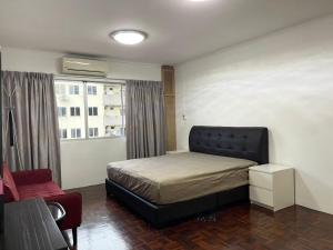 - une chambre avec un lit et une fenêtre dans l'établissement 4BR 9pax in Kuching city, à Kuching
