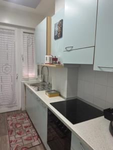 cocina con fregadero y encimera en CEJM Apartments Merano en Merano