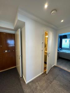 una habitación vacía con una puerta y un dormitorio en City Apartment Haapaniemenkatu, en Kuopio