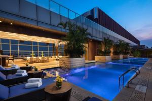 Bazén v ubytování Hard Rock Hotel Shenzhen nebo v jeho okolí