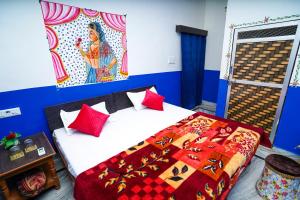une chambre avec un lit et un tableau au mur dans l'établissement Inda Heritage Guest House, à Jodhpur