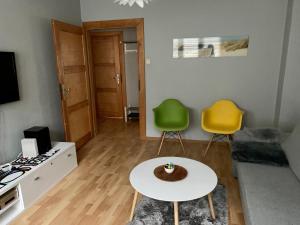 una sala de estar con una mesa y dos sillas en Apartament Joanna parter blisko Rynku, Onkologii i strefy ekonomicznej, en Gliwice