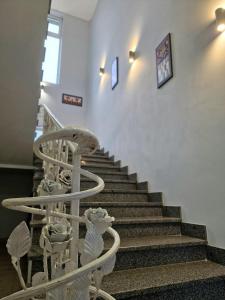 a set of stairs with a bunch w obiekcie Добрій w mieście Petrivs'ke