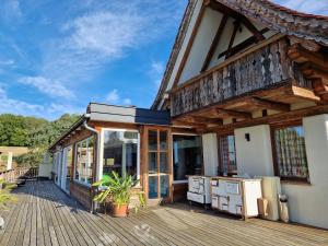 een huis met een houten terras met een huis bij Janischhof 48 in Sankt Margarethen an der Raab