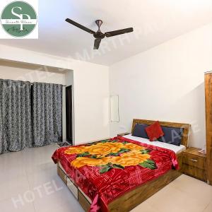 Кровать или кровати в номере Hotel Samarth Palace