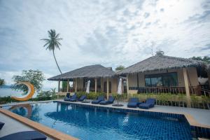 Swimming pool sa o malapit sa Absolute Beachfront Resort