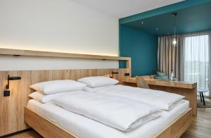 Кровать или кровати в номере Thermenhotel Stoiser