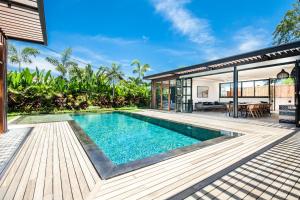 einen Pool im Hinterhof eines Hauses in der Unterkunft New 5br Villa, Enclosed Lounge, Canggu Oasis in Canggu
