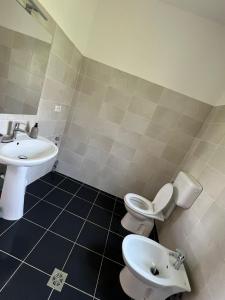 斯庫台的住宿－MIQT GUEST HOUSE，一间带卫生间和水槽的浴室