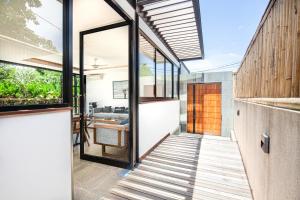eine Drehtür in einem Haus mit einem Flur mit Glas in der Unterkunft New 5br Villa, Enclosed Lounge, Canggu Oasis in Canggu