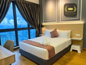 une chambre avec un lit et une grande fenêtre dans l'établissement The Colony Skyline Suites KLCC, à Kuala Lumpur 59 autres photos