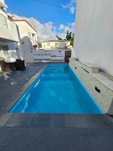 ein Swimmingpool im Hinterhof eines Hauses in der Unterkunft Villa La Preneuse in Rivière Noire