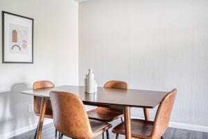 Φωτογραφία από το άλμπουμ του Sunnyvale 3BR w Gym Pool Parking nr freeways SFO-636 σε Σανιβέιλ