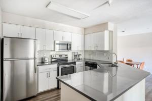 Η κουζίνα ή μικρή κουζίνα στο Sunnyvale 3BR w Gym Pool Parking nr freeways SFO-636